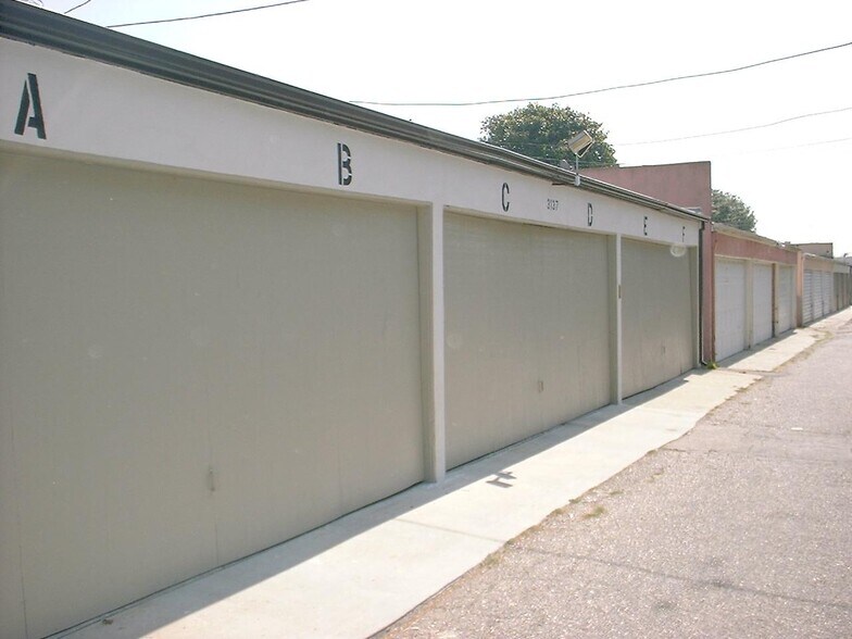 Building Photo - 3171 S Barrington Ave