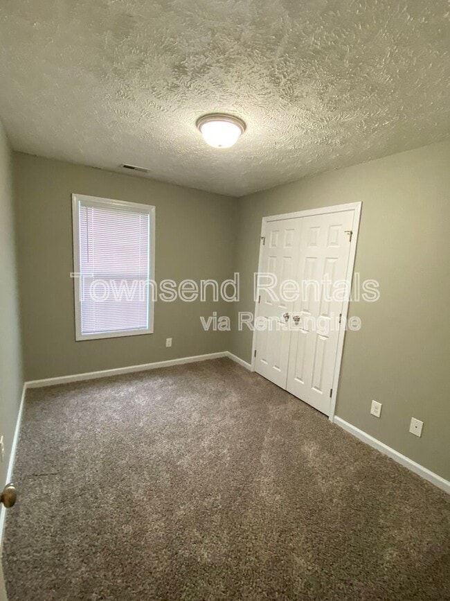 Building Photo - 3013 Rosemeade Dr