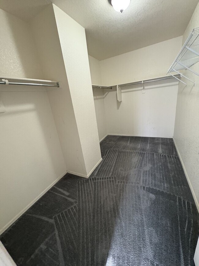 Building Photo - Convenient Location Three bedroom 2.5 baths 2 car garage