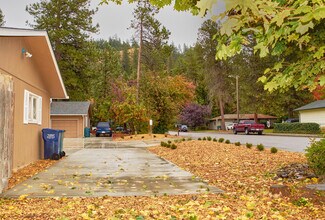 Building Photo - 1325 E Syringa Dr