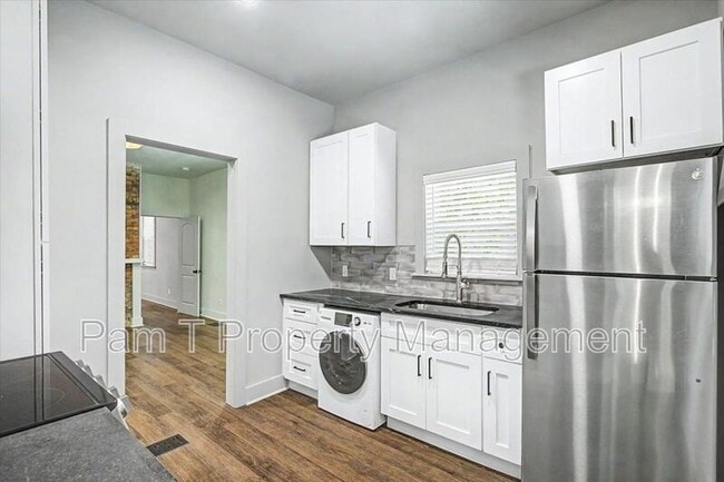 Building Photo - 638 E 37th St