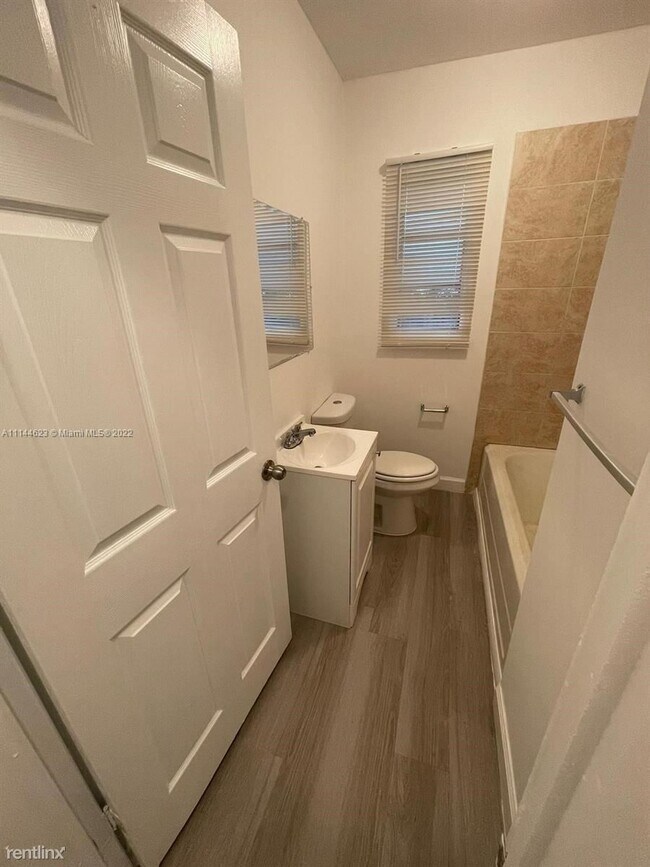 Building Photo - 3 br, 1 bath House - 351 NE 77th St