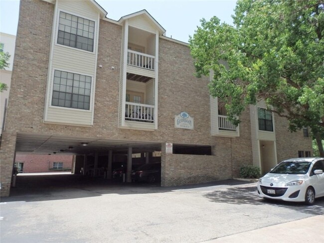 Building Photo - 715 W 22 1/2 St