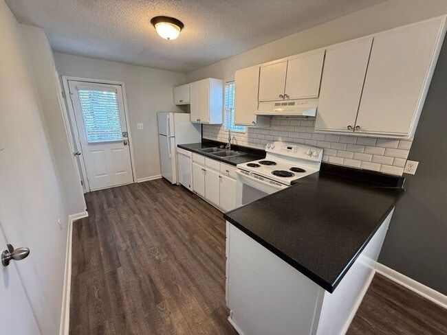 Building Photo - Move In Now & Save – Limited Availability at $1,399! Collegeview Apartments! Updated 2 Bed 2 Bath...