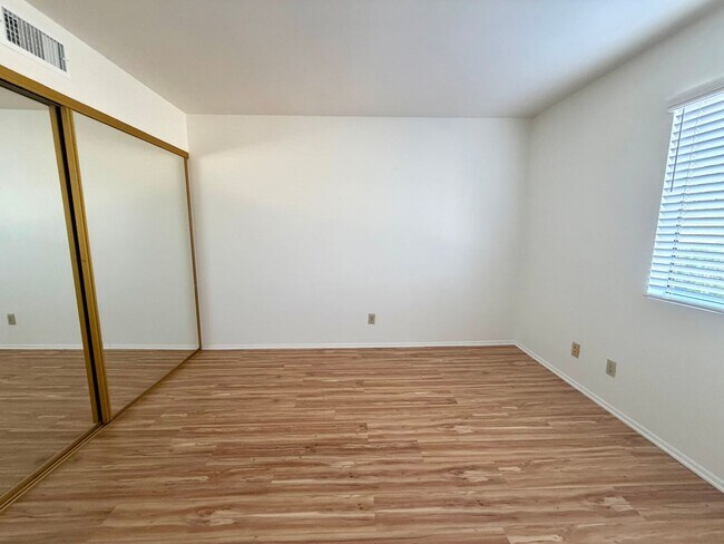 Building Photo - Light-filled, two-story 3-bedroom, 2.5-bath condo in the heart of Thousand Oaks!