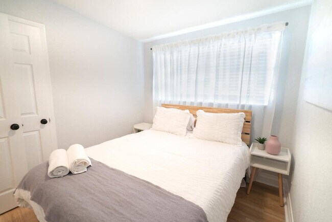 Building Photo - Chic & Stylish  Central location