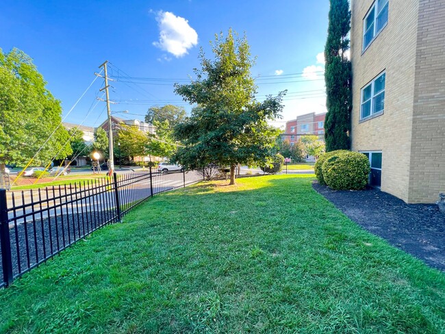 Building Photo - Sun-filled 1 Bed 1 Bath Condo With Garage Parking In The Heart Of Ballston - Water Included