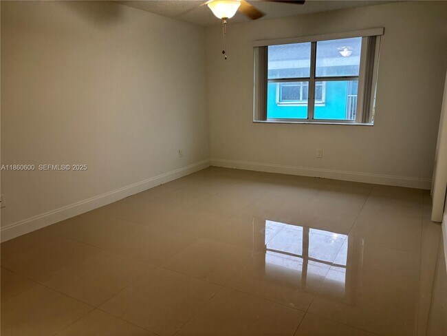 Building Photo - 2662 SE 19th Ct