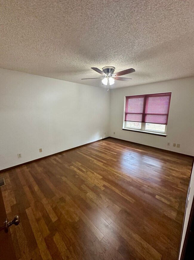 Building Photo - Immaculate major remodeled executive home ...