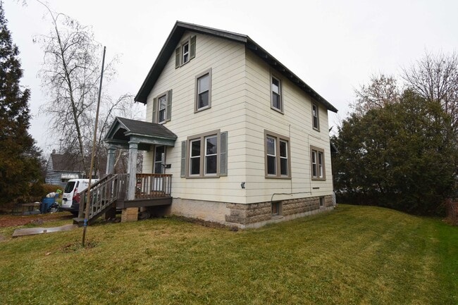 Building Photo - Spacious Three Bedroom House in Mill Hall!