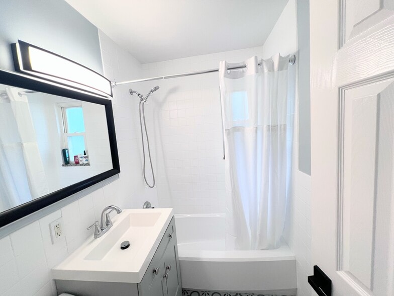 Main floor full bath - 15 Andover Pl
