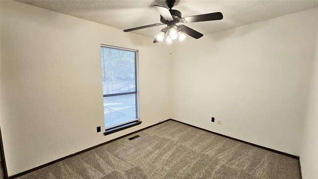 Building Photo - 211 Redbud St