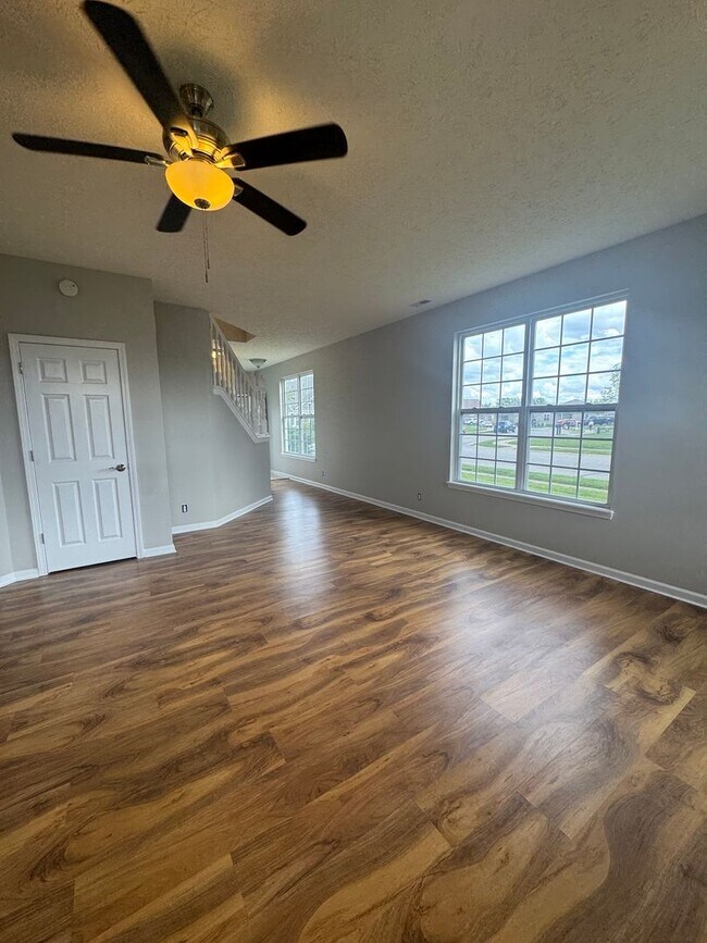 Building Photo - Three Bedroom Home with Fenced in Yard!