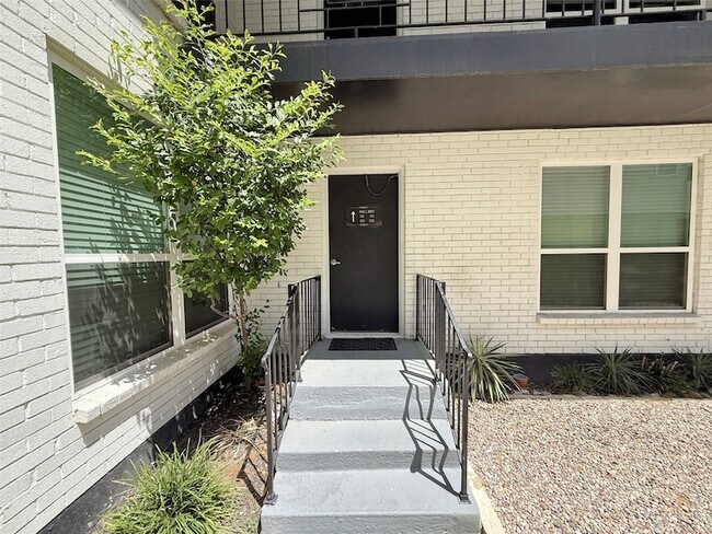 Building Photo - 4811 Live Oak St