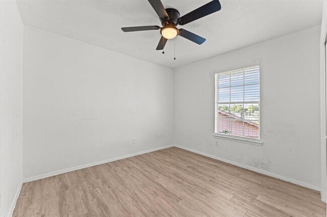 Building Photo - 13930 New Village Ln