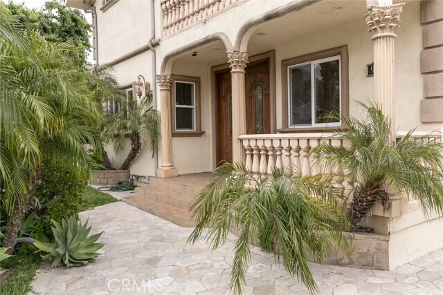 Building Photo - 918 E Valencia Ave
