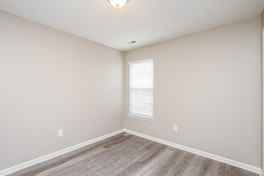 Building Photo - 135 English Hills Dr