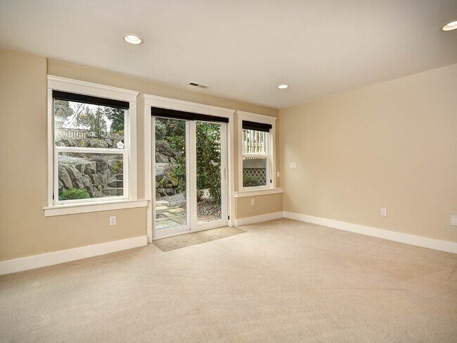 Building Photo - Amazing Kirkland Craftsman
