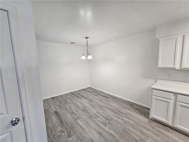 Building Photo - 2324 W Roselawn St