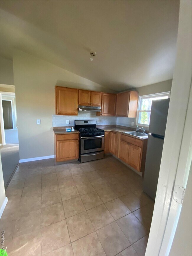 Primary Photo - 18 Third Ave