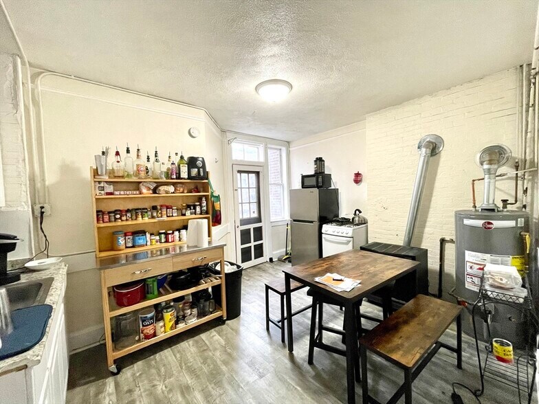 Building Photo - 137 Endicott St