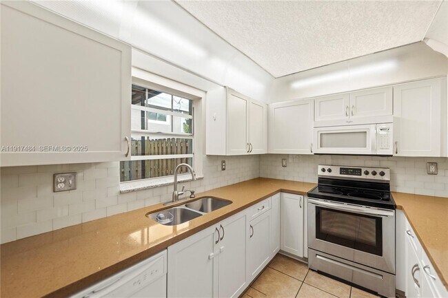 Building Photo - 5263 SW 121st Ave