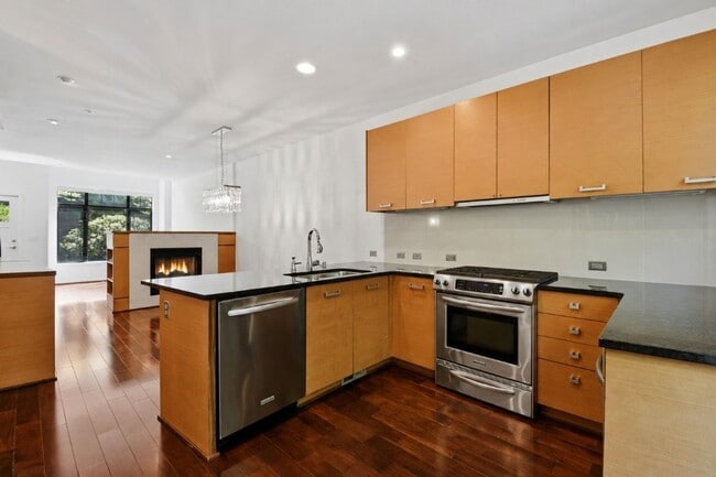 Building Photo - 2Bd/1.75Ba Bellevue Townhome