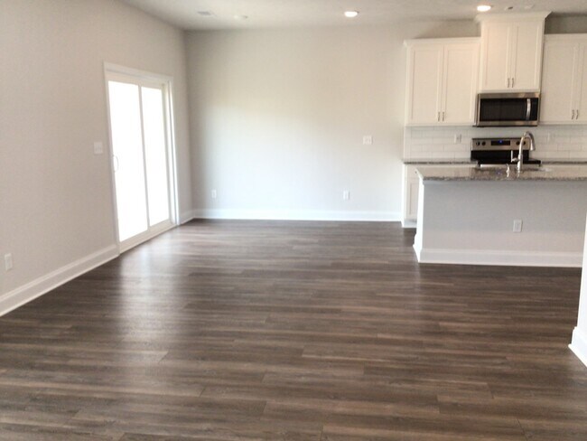 Building Photo - 605 Hampton Dr