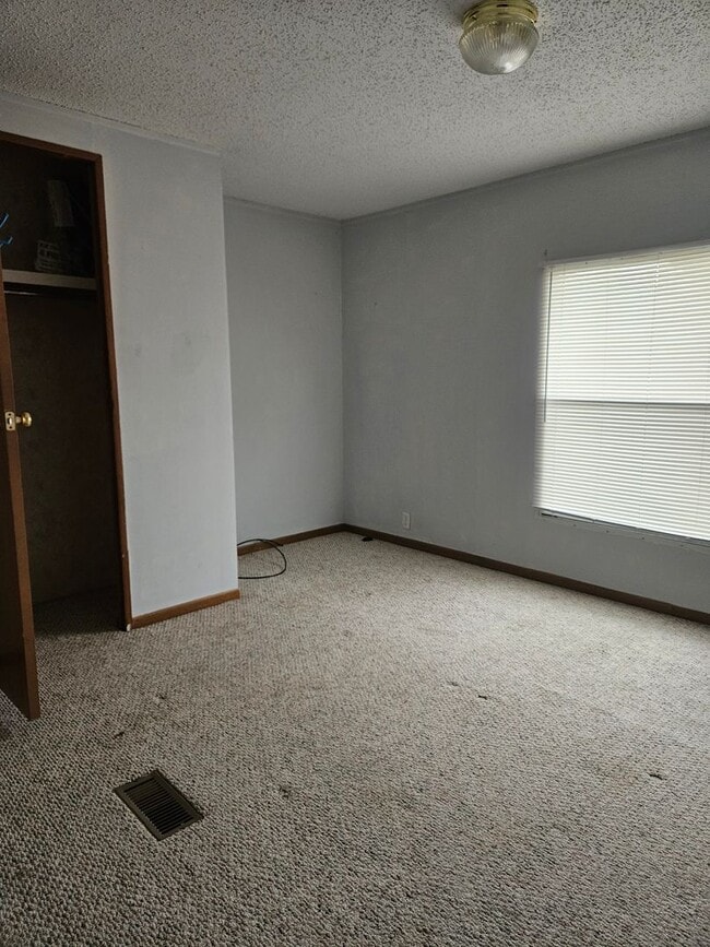 Building Photo - 2 Bedroom, 2 Bath Mobile Home in Yorktowne, Winchester!