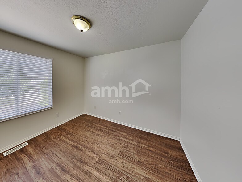 Building Photo - 923 Canfield Dr