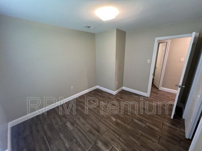 Building Photo - 207 Sinbad St