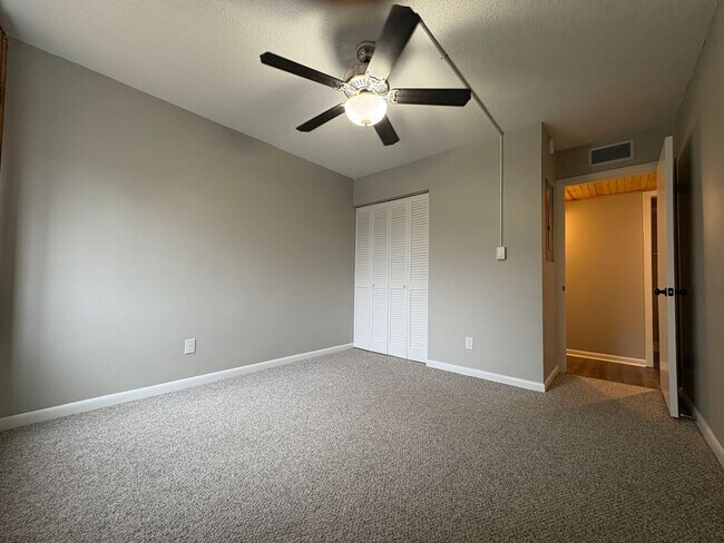 Building Photo - 2 Bedroom 2 Bathroom Condo with Pool