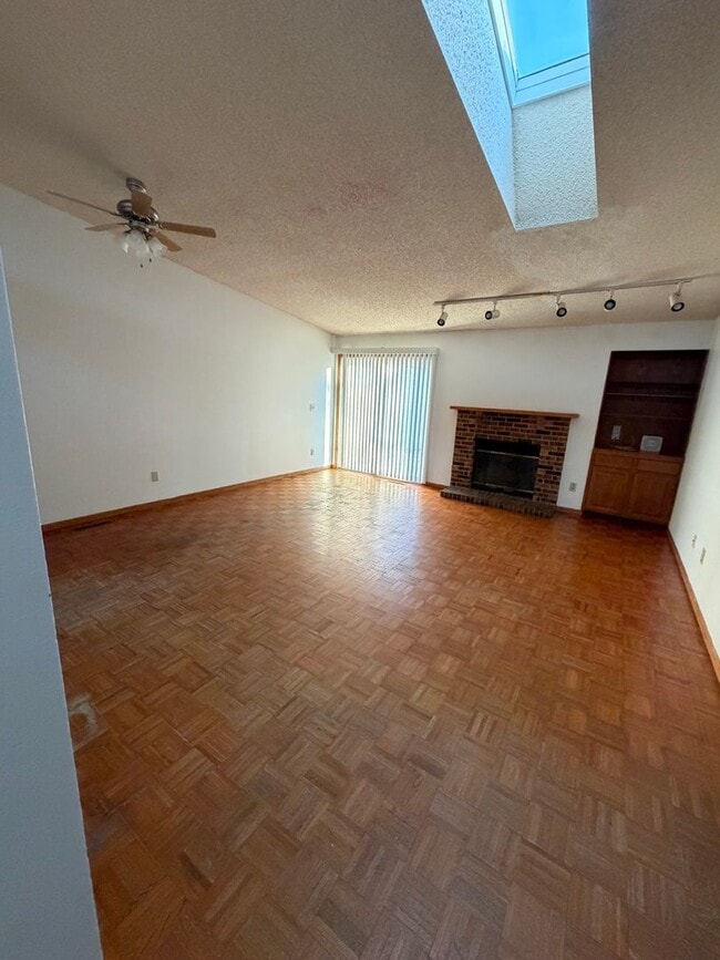 Building Photo - 3 Bed/2 Bath in Iowa City