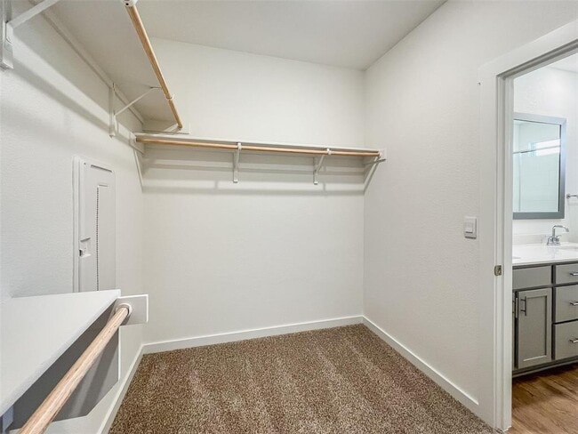 Building Photo - 1829 Walnut Grv Bnd