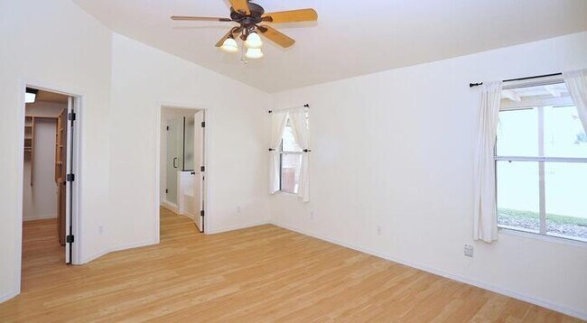 Building Photo - 3 Bedroom 2 Bathroom House