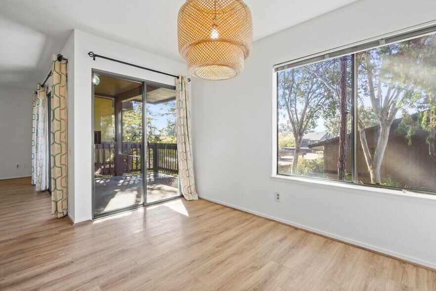 Building Photo - 3338 La Mesa Dr