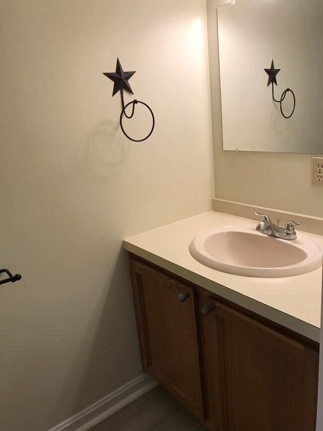 Building Photo - 1111 Cambridge Ct