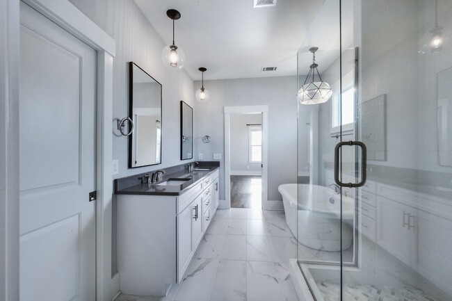 Building Photo - Lovely 3BE/3modern farmhouse is a sheer de...