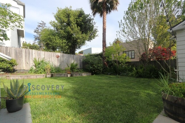 Building Photo - Sophisticated Piedmont Colonial with Enclosed Yard