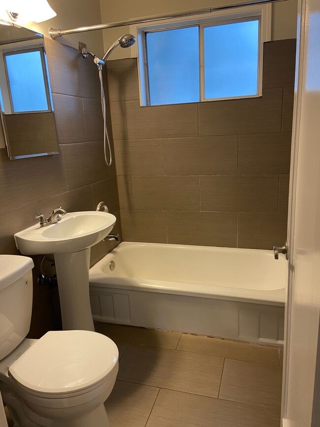 Building Photo - Wonderful Cottage 3 Blocks from Beaverton HS and downtown Beaverton