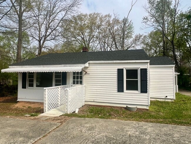 Building Photo - Three bedroom, 1 bath home in Burlington