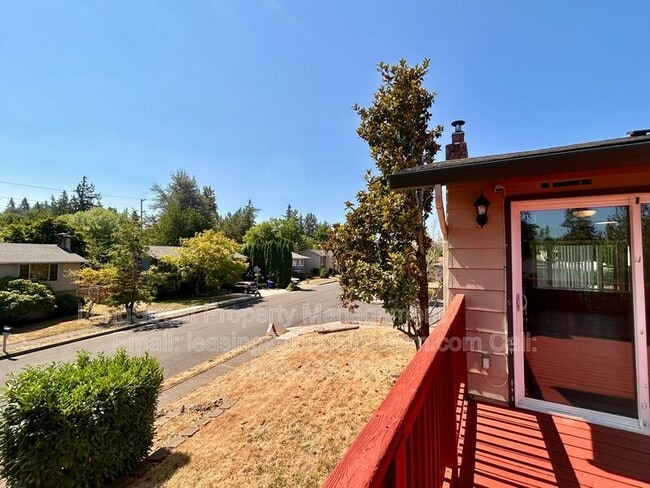 Building Photo - 794 SW Orchard Pl