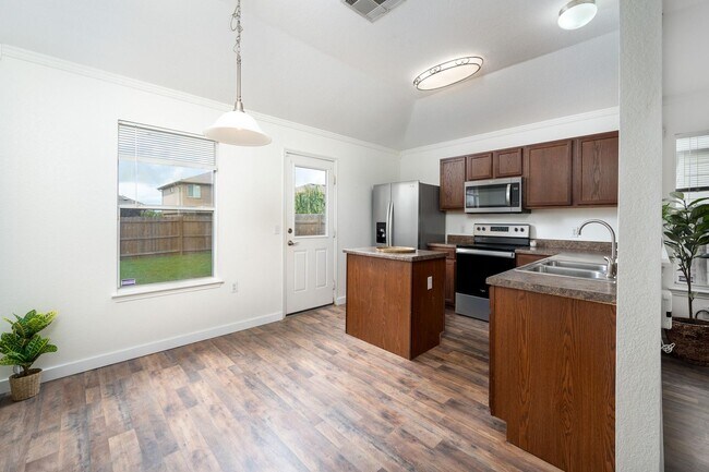 Building Photo - Updated 4BD/2BA Home Close to Airport, Tes...