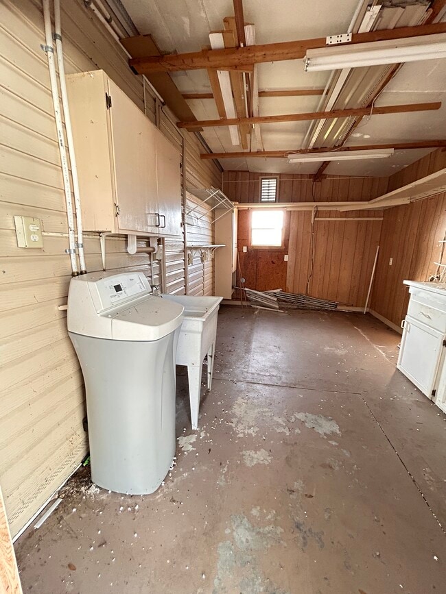 Building Photo - 38816 Bronco Dr