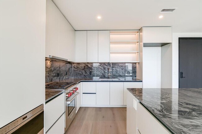 Building Photo - 610 Davis St