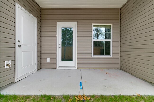Building Photo - 502 Twin Rivers Dr