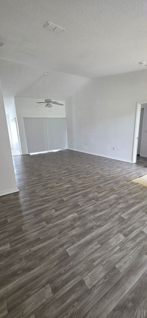 Building Photo - Spacious 3BR/2BA Home with Screened Patio and 2-Car Garage