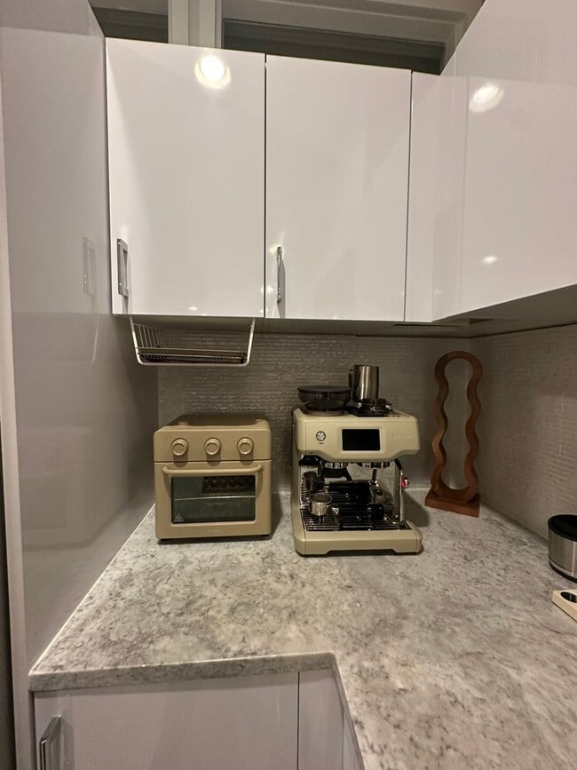 Building Photo - 1 Bedroom, 2 Bath Condo