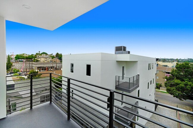 Building Photo - 5 Bedroom / 4 bathroom Fully Detached Townhouse in Echo Park with Private Garage