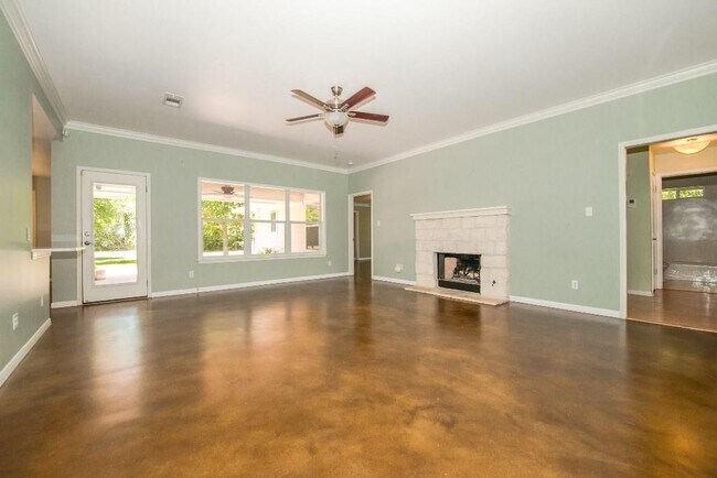 Building Photo - 5640 Oak Blvd